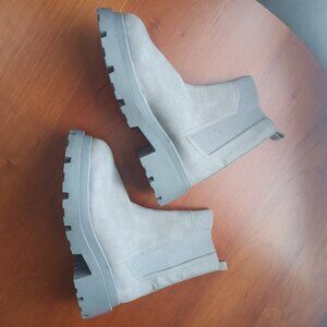 NWOT Women's Light Grey Brody Chelsea Boot DV Dolce Vita